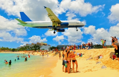 Maho Beach Strand am Flughafen St Maarten (Solarisys / stock.adobe.com)  lizenziertes Stockfoto 
Información sobre la licencia en 'Verificación de las fuentes de la imagen'